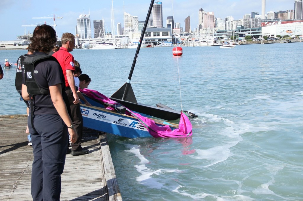 Dockside retrieval - 2012 Marine Trades Challenge &copy; Richard Gladwell www.photosport.co.nz